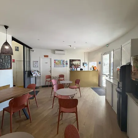 La Casa , Hotel